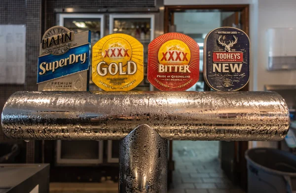 Kort öl kran system på Mariners pub på Hamilton Island, Austra — Stockfoto