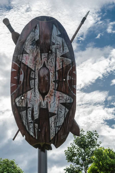 Escudo aborigen en exhibición pública en Shield Street, Cairns Aus — Foto de Stock