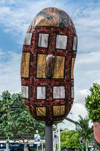 Bouclier autochtone exposé au public rue Shield, Cairns Aus — Photo