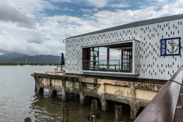 Kai eine cafe fassade über wasser auf der kai, cairns australia. — Stockfoto