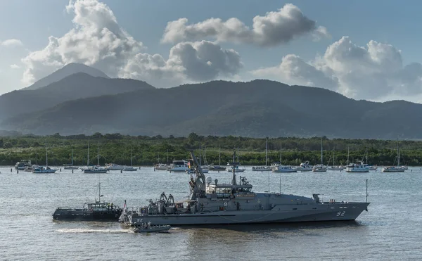 Wollongong Australian Navy vessels sails into port of Cairns, Au — Stock Photo, Image