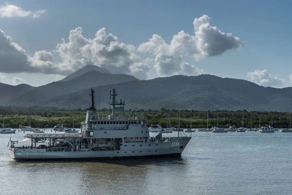 Melville Australian Navy vessels sails into port of Cairns, Aust — Stock Photo, Image