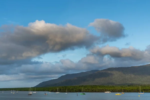 Förankrade segel båtar i Chinaman Creek, Cairns Australien. — Stockfoto