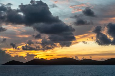 Torres Boğazı Adaları Takımadaları üzerinde gün doğumundan önce gökyüzü Takımadaları, Austr