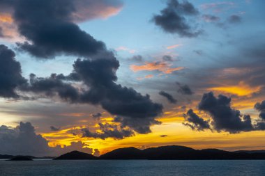 Torres Boğazı Adaları Takımadaları üzerinde gün doğumundan önce gökyüzü Takımadaları, Austr