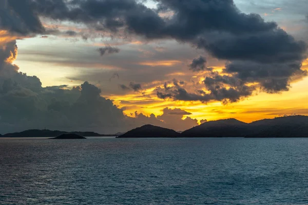 Céus pré-amanhecer sobre o Arquipélago das Ilhas do Estreito de Torres, Austr — Fotografia de Stock