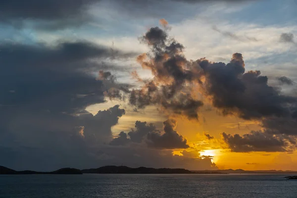 Céu do nascer do sol sobre o Arquipélago das Ilhas do Estreito de Torres, Austrália — Fotografia de Stock