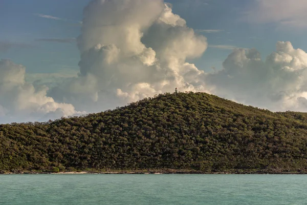 Маяк на холме острова Гудс, Австралия . — стоковое фото