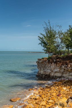East Point kayalık kıyı şeridinde çakıl plaj, Darwin Avustralya.