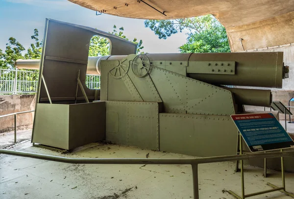 9.2 inch gun emplacement in bunker looking over sea, Darwin Aust — Stock Photo, Image