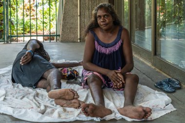 Aborijin kadının oturması ve erkek yalan söyleme siyer, Darwin Austra