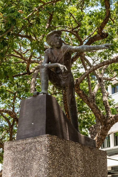 Άγαλμα του Τζον Μακντουόλ Στιούαρτ σε εμπορικό κέντρο στο κέντρο του Δαρβίνου Αυστραλίας — Φωτογραφία Αρχείου