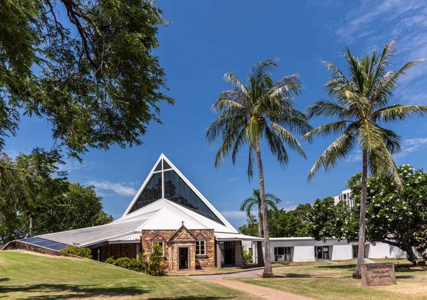 Darwin christ church kathedra hinter palmen, australien. — Stockfoto