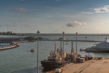 Darwin Avustralya limanına demirlemiş üç römorkör.