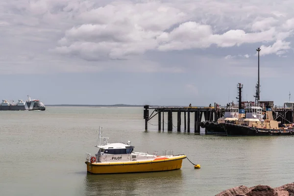 Darwin Avustralya limanında pilot tekne ve römorkörler. — Stok fotoğraf