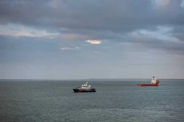 Darwin limanıAvustralya körfezinde yelken iki gemi. — Stok fotoğraf