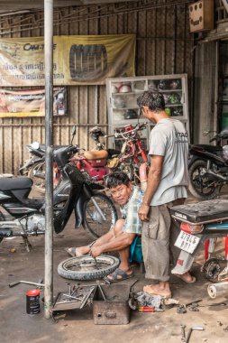 Phsar Leu Market, Sihanoukville C karşımotosiklet tamir dükkanı