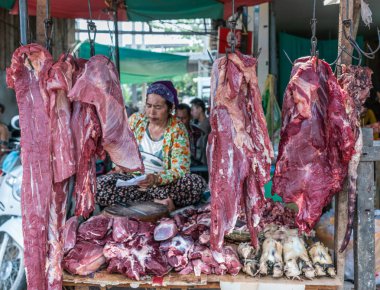 Kasap Phsar Leu Market, Sihanoukville Kamboçya et satıyor.