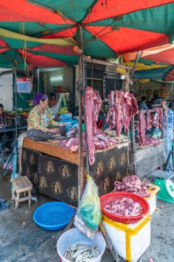 Kasap Phsar Leu Market, Sihanoukville Kamboçya et satıyor.