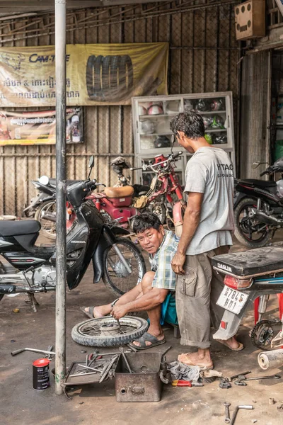 Phsar Leu Market, Sihanoukville C karşımotosiklet tamir dükkanı