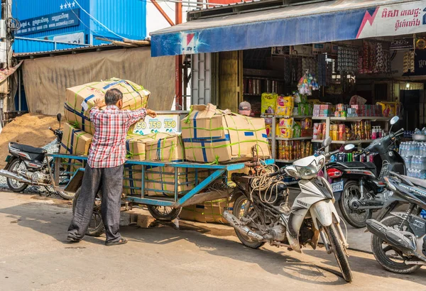 Caricamento triciclo davanti al mercato Phsar Leu, Sihanoukville Cam — Foto Stock