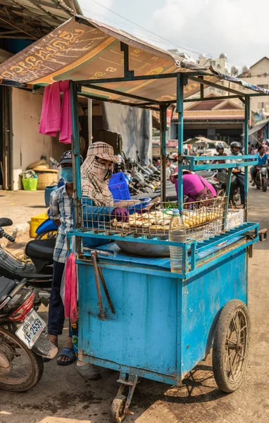 Carrinho azul e comerciante no Phsar Leu Market, Sihanoukville C — Fotografia de Stock