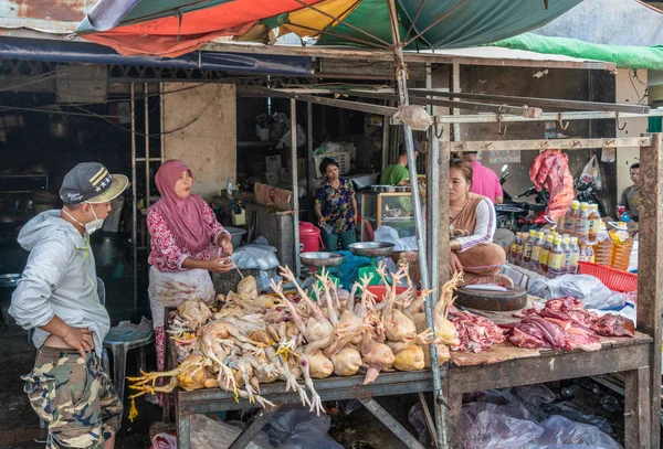 Metzger verkauft Hühner auf dem phsar leu Markt, sihanoukville cambod — Stockfoto