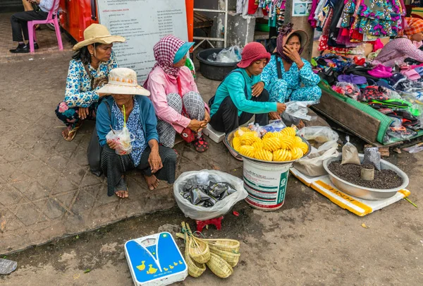 Cinco vendedoras ambulantes en Phsar Leu Market, Sihanoukville — Foto de Stock