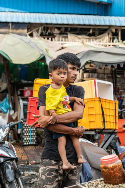 Tânăr tată și fiu la Phsar Leu Market, Sihanoukville Cambodgia — Fotografie, imagine de stoc