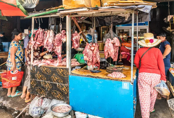 Две мясных ларька на рынке Phsar Leu, Сиануквиль Камбоджа . — стоковое фото