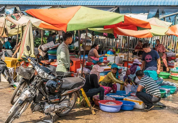 Vendedores de pescado en Phsar Leu Market, Sihanoukville Camboya . — Foto de Stock