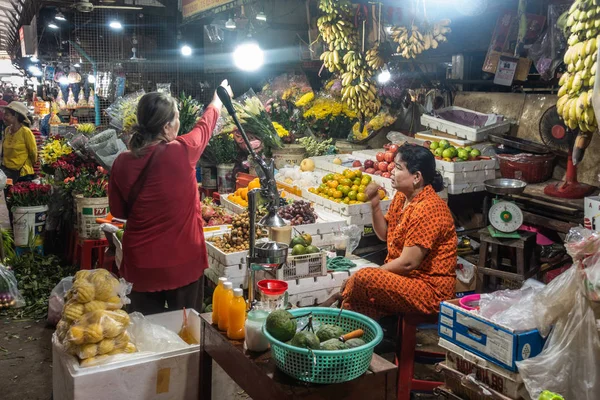 Fruit vendor at Phsar Leu Market, Sihanoukville Cambodia. — Stock Photo, Image