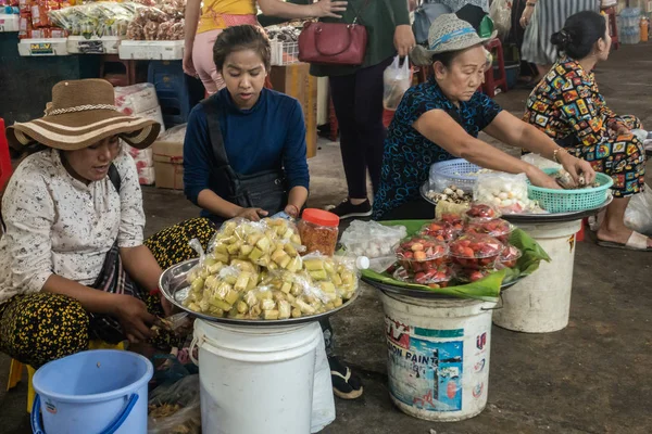 Fyra kvinnor säljer frukter på Phsar Leu marknaden, Sihanoukville Cambod — Stockfoto