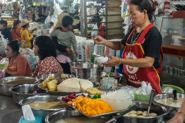 Šéfkuchař rychlého občerstvení na tržišti Phsar Leu, Sihanoukville Kambodža. — Stock fotografie