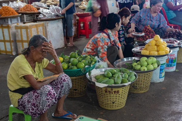 Čtyři ženy prodávají plody na tržišti Phsar Leu, Sihanoukville Cambod — Stock fotografie