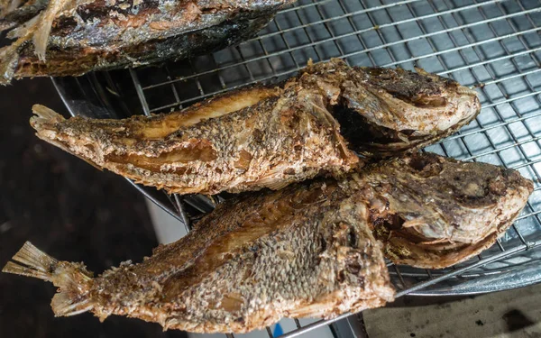 Peixes recém-grelhados no Phsar Leu Market, Sihanoukville Cambod — Fotografia de Stock