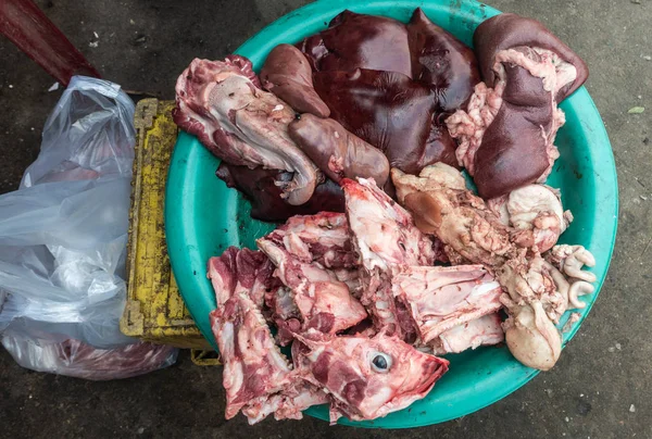 Povodí s masnými orgány na tržišti Phsar Leu, Sihanoukville Cambod — Stock fotografie