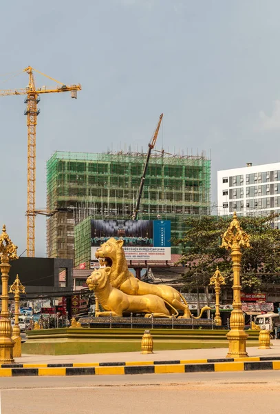 Porträt der Ostseite des Kreisverkehrs der Goldenen Löwen, Sihanoukville — Stockfoto