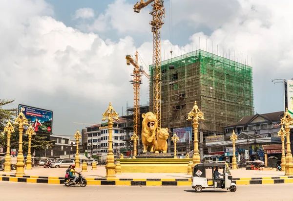 Широкий снимок кольцевой развязки и строительной площадки "Золотые львы", Сих — стоковое фото