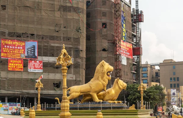 Westflanke des Kreisverkehrs der Goldenen Löwen, Sihanoukville Kambodscha. — Stockfoto