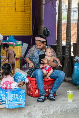 Sihanoukville Kamboçya 'da üç çocuğa bakan bir kadın..