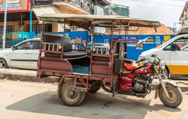 Heavy triccycle taxi motorbike in Sihanoukville Cambodia. — Stock Photo, Image