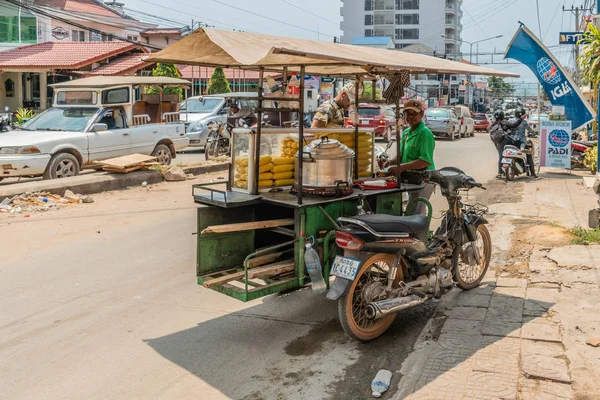 Dodavatel prodává kukuřici na klasy od tříkolky v Sihanoukville Camb — Stock fotografie