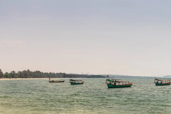 カンボジア・シアヌークビルのオクホテアルビーチ沖の漁船. — ストック写真