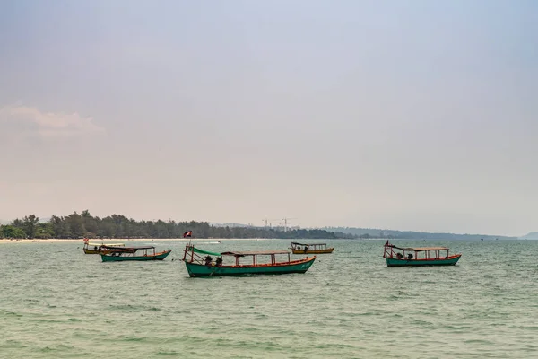 Nahaufnahme von Fischerbooten vor dem ochheuteal beach in sihanoukville c — Stockfoto