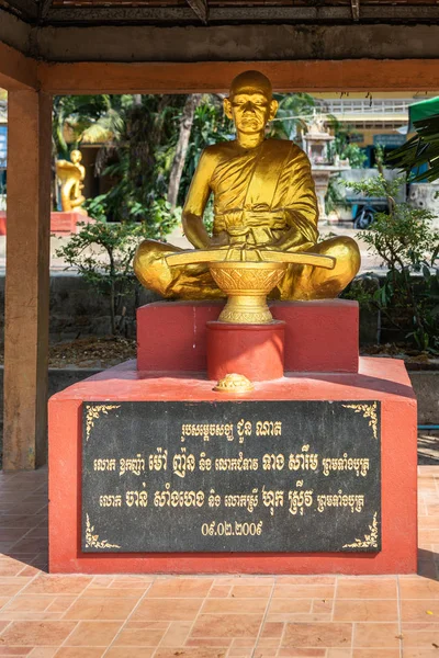 カンボジアシアヌークビルの仏教指導者像のクローズアップ. — ストック写真