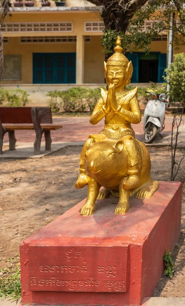 Ano de ouro da estátua de rato em Sihanoukville Camboja . — Fotografia de Stock