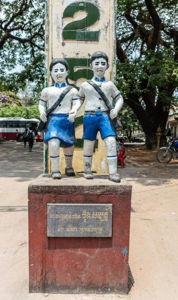 Kız ve Sihanoukville Kamboçya heykeli satın. — Stok fotoğraf