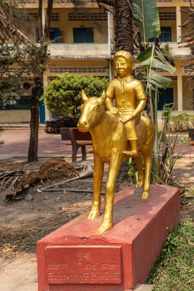 Anno d'oro della statua di bue a Sihanoukville Cambogia . — Foto Stock