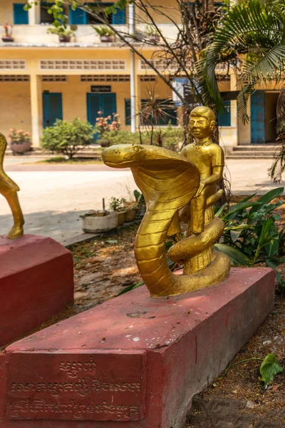 Goldenes Jahr der Schlangenstatue in Sihanoukville Kambodscha. — Stockfoto